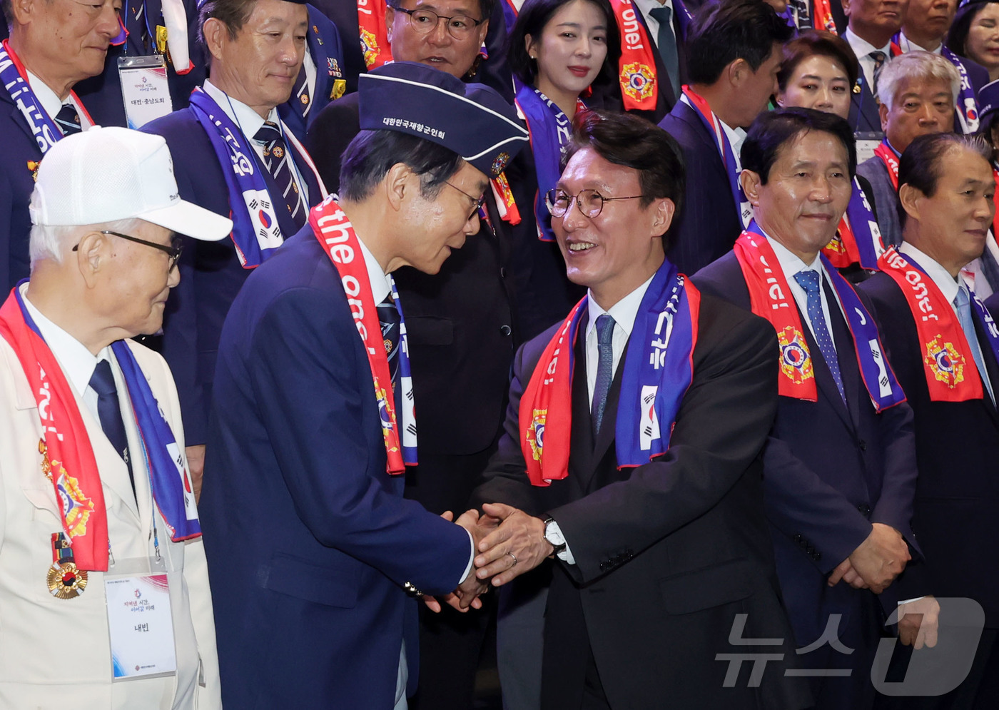 (서울=뉴스1) 청사사진기자단 = 김민석 국무총리가 24일 서울 송파구 올림픽공원 올림픽홀에서 열린 제73주년 재향군인의 날 기념식을 마친 뒤 신상태 재향군인회장과 악수하고 있다. …