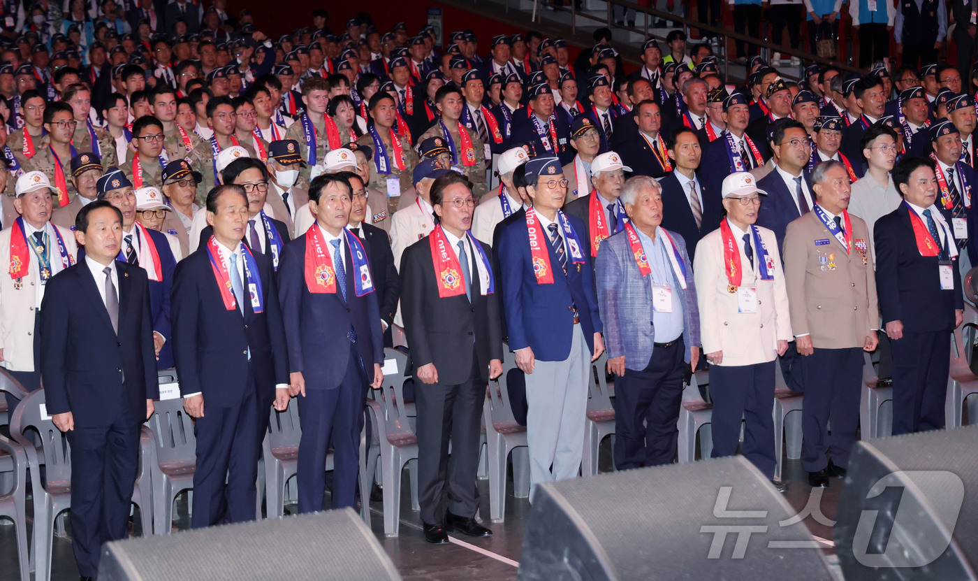 (서울=뉴스1) 청사사진기자단 = 김민석 국무총리가 24일 서울 송파구 올림픽공원 올림픽홀에서 열린 제73주년 재향군인의 날 기념식에서 애국가를 제창하고 있다.왼쪽부터 이두희 국방 …