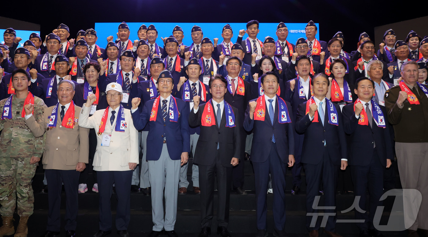 (서울=뉴스1) 청사사진기자단 = 김민석 국무총리가 24일 서울 송파구 올림픽공원 올림픽홀에서 열린 제73주년 재향군인의 날 기념식에서 참석자들과 기념촬영하고 있다. 2025.9. …