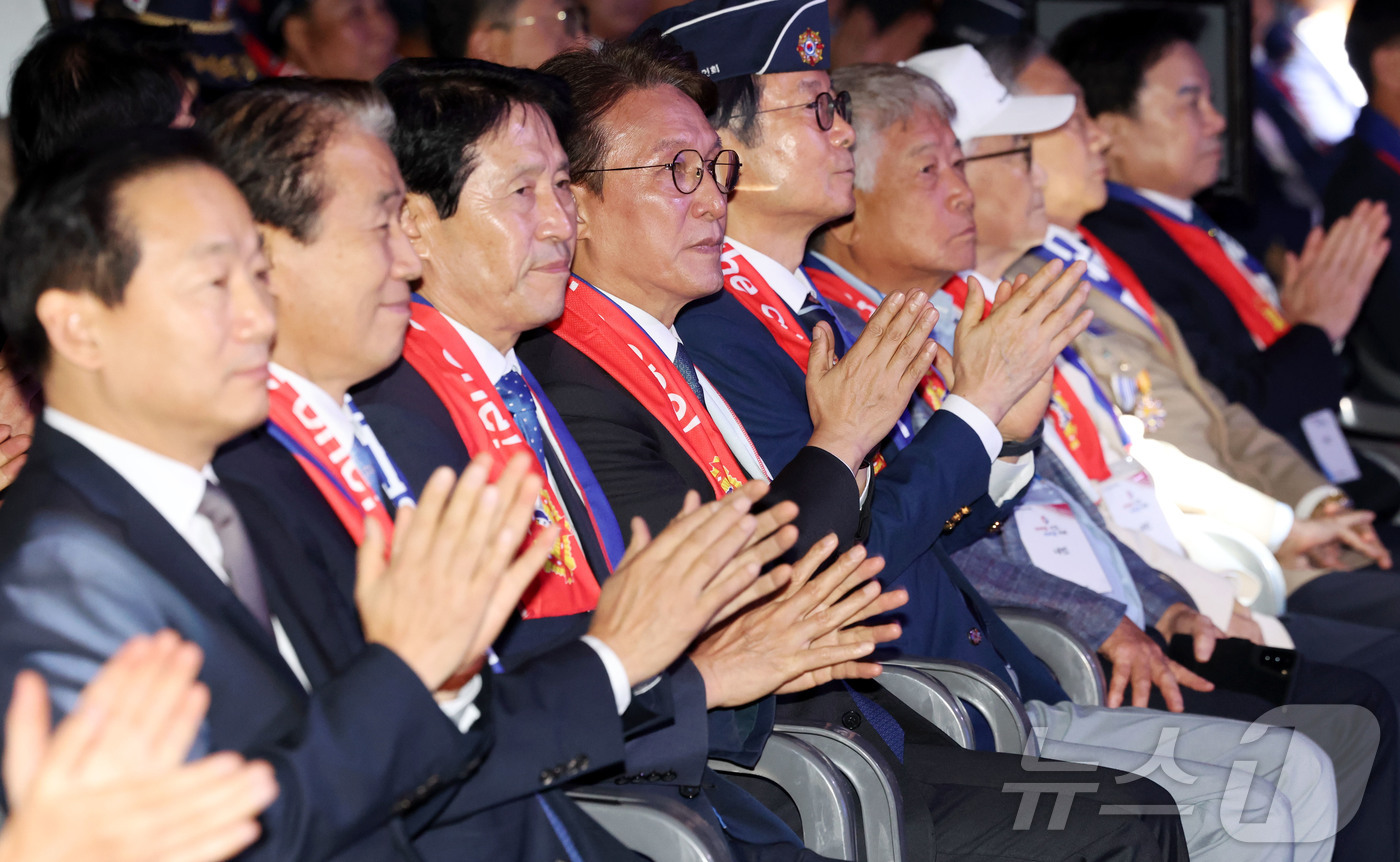 (서울=뉴스1) 청사사진기자단 = 김민석 국무총리가 24일 서울 송파구 올림픽공원 올림픽홀에서 열린 제73주년 재향군인의 날 기념식에서 박수치고 있다.왼쪽부터 이두희 국방부 차관, …