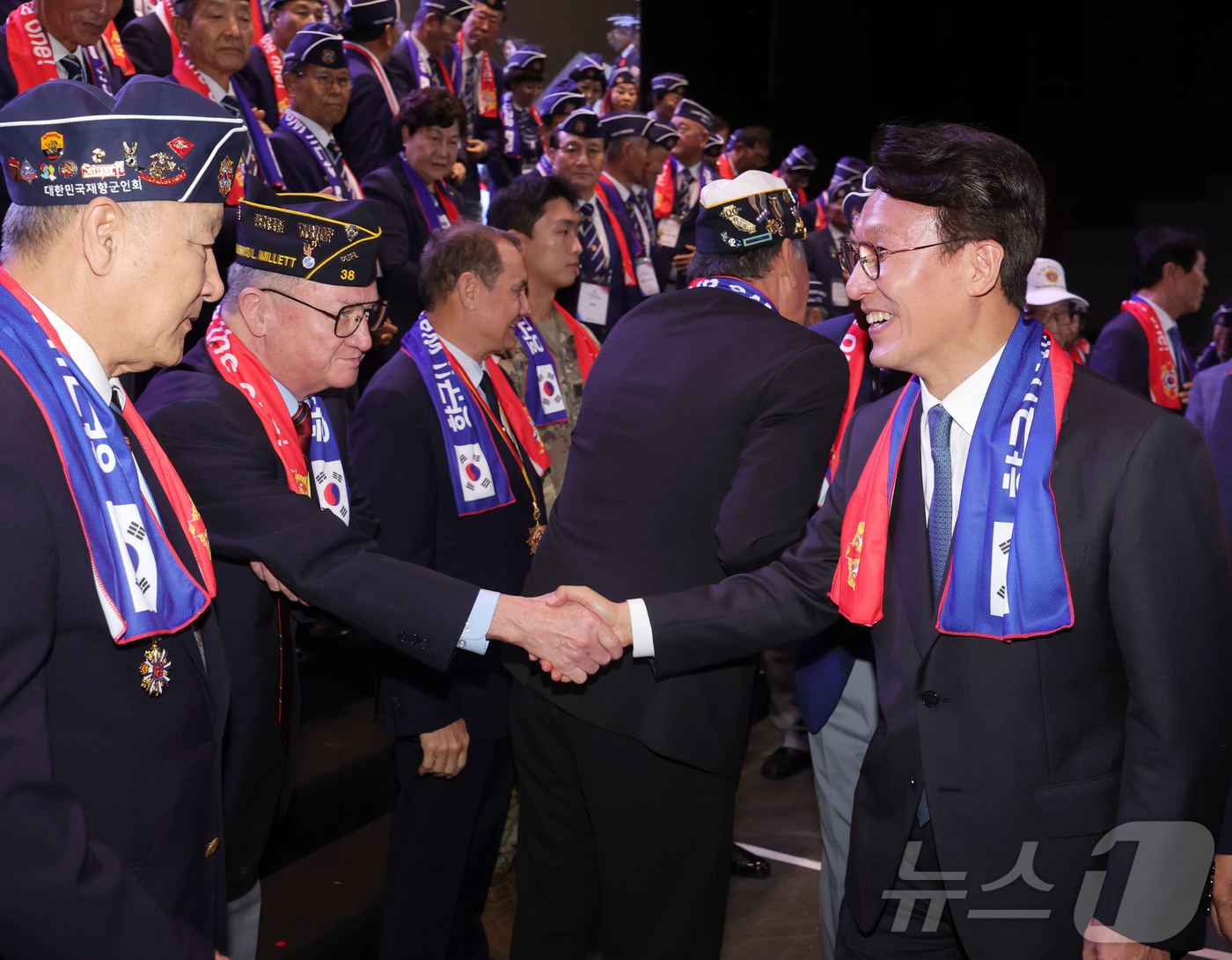 (서울=뉴스1) 청사사진기자단 = 김민석 국무총리가 24일 서울 송파구 올림픽공원 올림픽홀에서 열린 제73주년 재향군인의 날 기념식을 마친 뒤 참석자들과 인사하고 있다. 2025. …