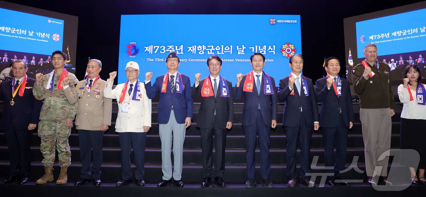 (서울=뉴스1) 청사사진기자단 = 김민석 국무총리가 24일 서울 송파구 올림픽공원 올림픽홀에서 열린 제73주년 재향군인의 날 기념식에서 참석자들과 기념촬영하고 있다. 2025.9. …