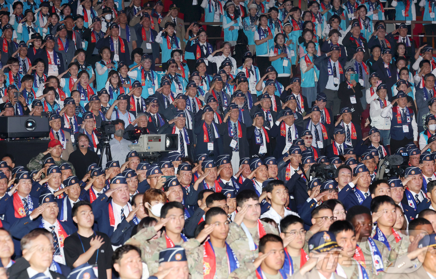 (서울=뉴스1) 청사사진기자단 = 24일 서울 송파구 올림픽공원 올림픽홀에서 열린 제73주년 재향군인의 날 기념식에서 재향군인회 회원들이 국기에 대한 경례를 하고 있다. 2025. …