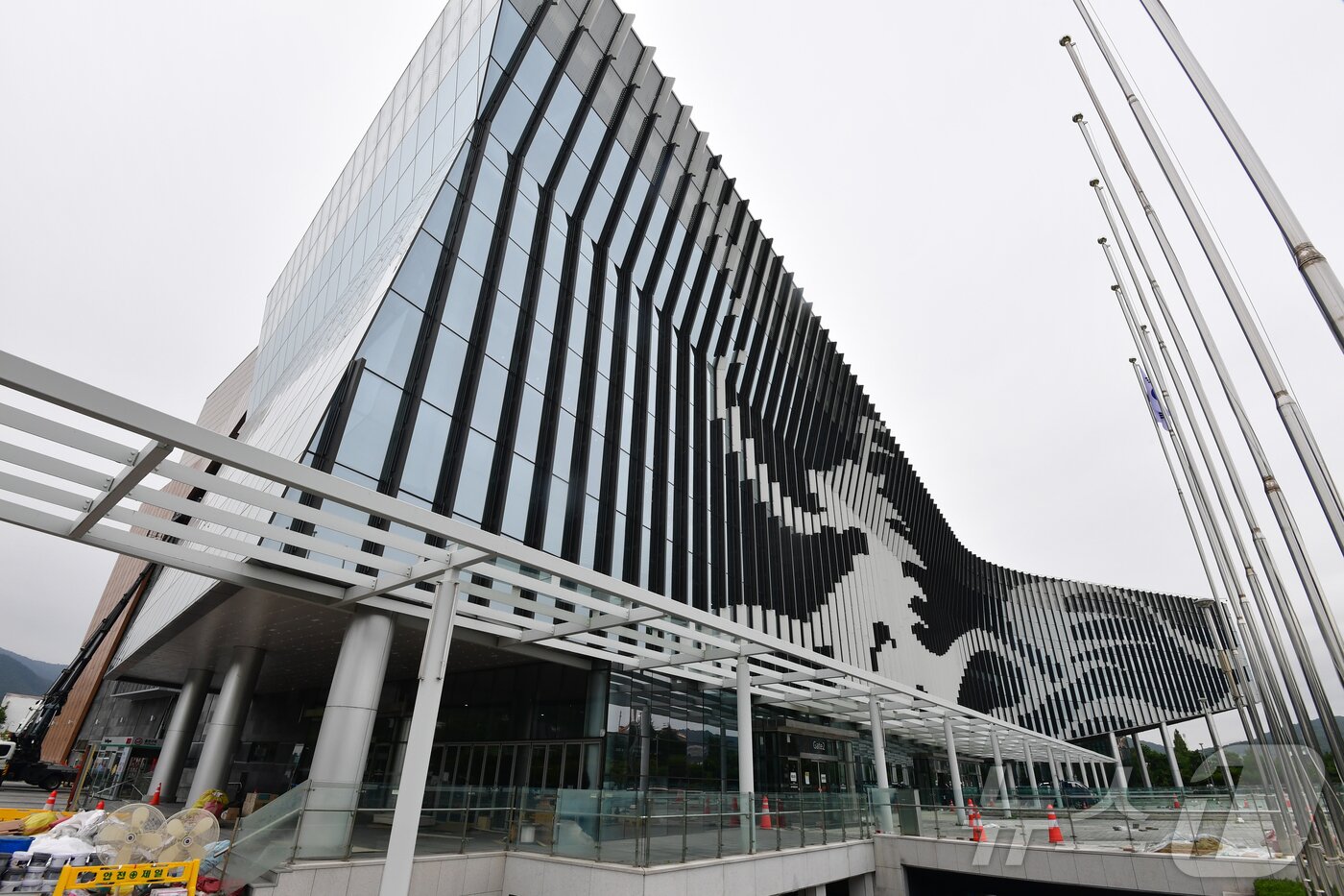 본문 이미지 - APEC 정상회의장인 경북 경주시 화백컨벤션센터에서 내외부 마무리공사가 한창이다. 2025.9.24/뉴스1 ⓒ News1 최창호 기자