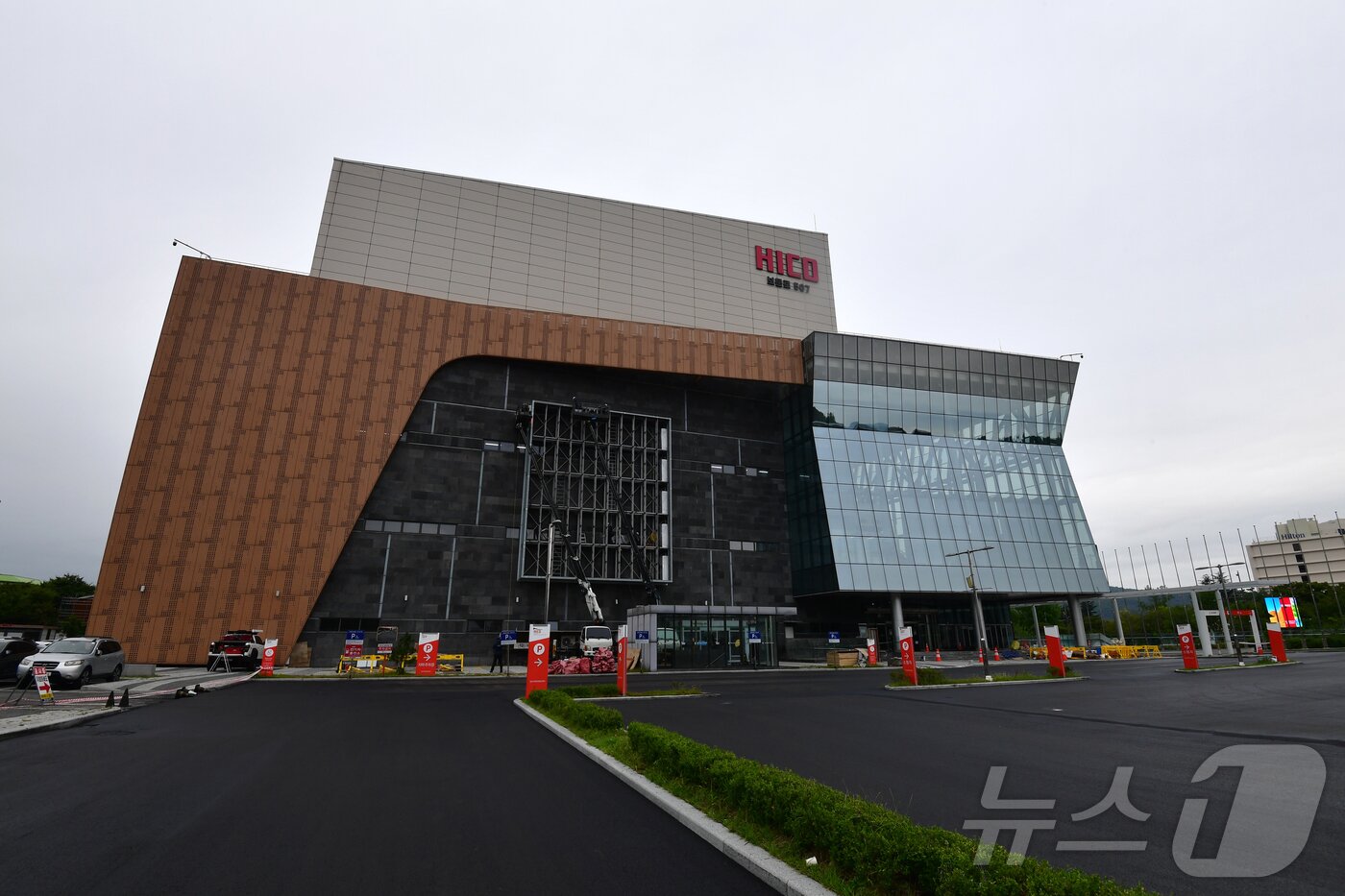 본문 이미지 - 24일 APEC 정상회의장인 경북 경주시 화백컨밴션센터에서 마무리공사가 한창이다. 회의장 공정률은 95% 이상이다. 2025.9.24/뉴스1 ⓒ News1 최창호 기자