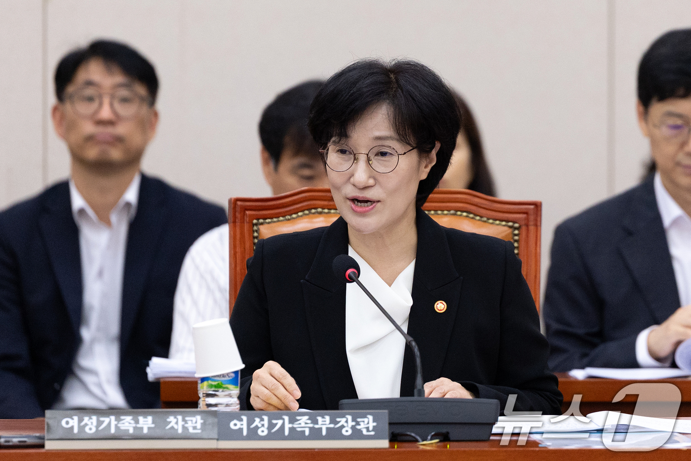 (서울=뉴스1) 이승배 기자 = 24일 서울 여의도 국회에서 열린 제429회국회(정기회) 여성가족위원회 제4차 전체회의에 출석한 원민경 여성가족부 장관이 인사말하고 있다. 2025 …
