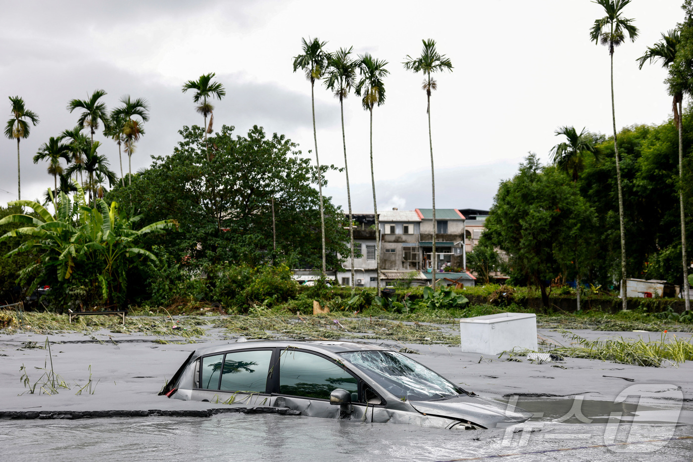 (화렌 로이터=뉴스1) 권준언 기자 = 24일(현지시간) 대만 화렌의 거리가 태풍 라가사로 인해 발생한 홍수로 차량과 거리가 물에 잠겨있다. 2025.09.24. ⓒ 로이터=뉴스1 …