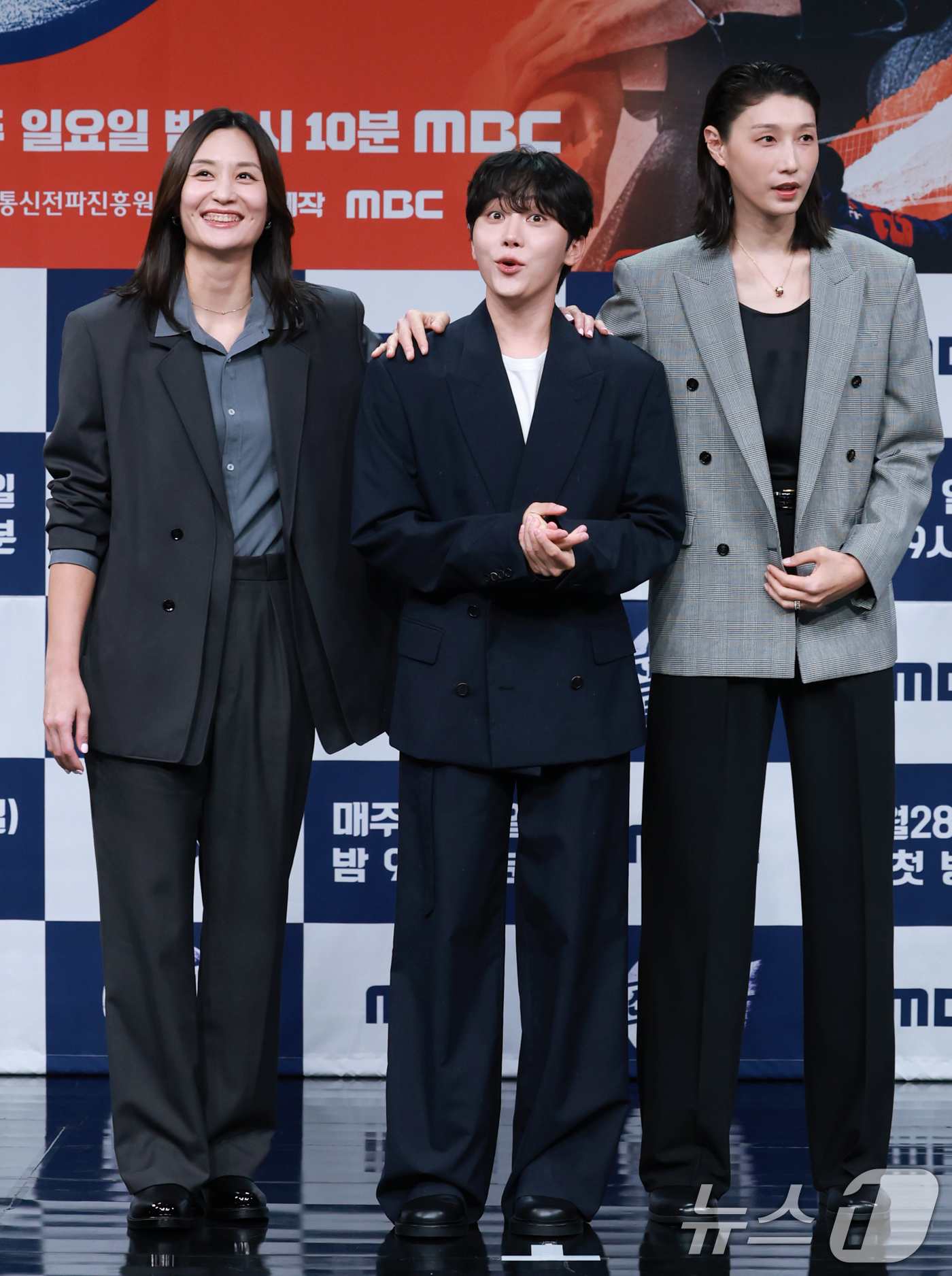 (서울=뉴스1) 권현진 기자 = 전 배구선수 표승주(왼쪽부터)와 세븐틴 승관, 김연경이 24일 오후 서울 마포구 상암동 MBC 골든마우스홀에서 열린 MBC 새 예능 '신인감독 김연 …