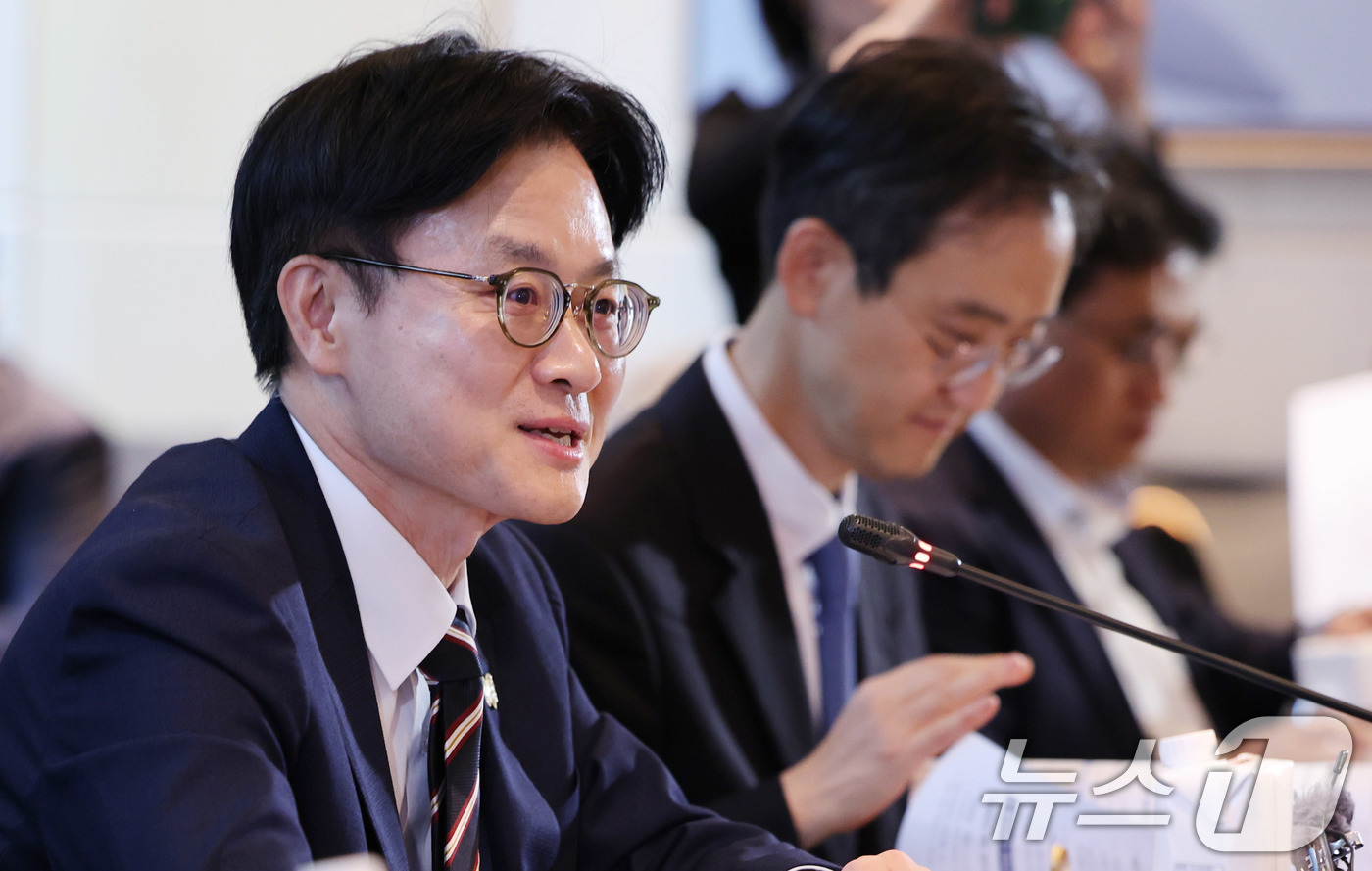 (서울=뉴스1) 박지혜 기자 = 김정관 산업부 장관이 24일 서울 종로구 포시즌스호텔에서 열린 주한외국상공회의소 간담회에서 모두 발언을 하고 있다.이날 간담회에는 미국(AMCHAM …