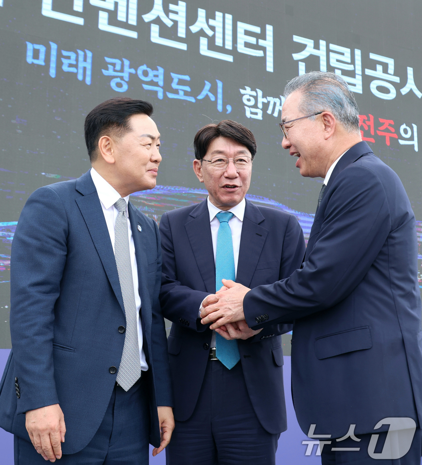 (전주=뉴스1) 유경석 기자 = 24일 전북 전주시 옛 전주종합운동장 부지 일원에서 열린 전주컨벤션센터 기공식에서 관계자들이 대화를 나누고 있다. 왼쪽부터 김관영 전북특별자치도지사 …