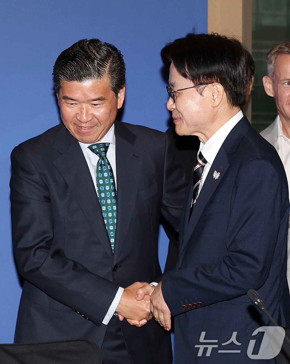 (서울=뉴스1) 박지혜 기자 = 김정관 산업부 장관이 24일 서울 종로구 포시즌스호텔에서 열린 주한외국상공회의소 간담회에서 제임스 김 주한미국상공회의소(암참) 회장과 인사를 나누고 …