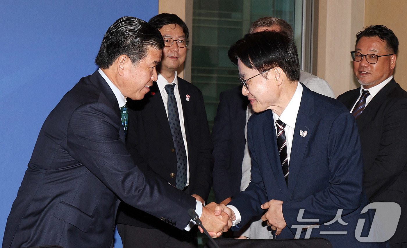 (서울=뉴스1) 박지혜 기자 = 김정관 산업부 장관이 24일 서울 종로구 포시즌스호텔에서 열린 주한외국상공회의소 간담회에서 제임스 김 주한미국상공회의소(암참) 회장과 인사를 나누고 …