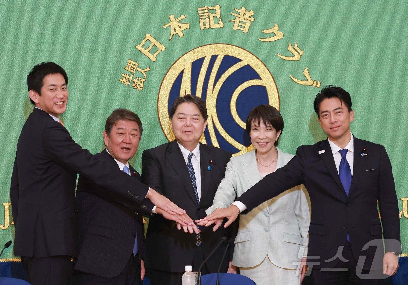 (도쿄 AFP=뉴스1) 권준언 기자 = 24일 일본 도쿄에서 열린 일본기자클럽 주최 토론회에 참석해 포즈를 취하는 자민당 총재 선거 후보자들. 왼쪽부터 고바야시 다카유키 전 경제안 …