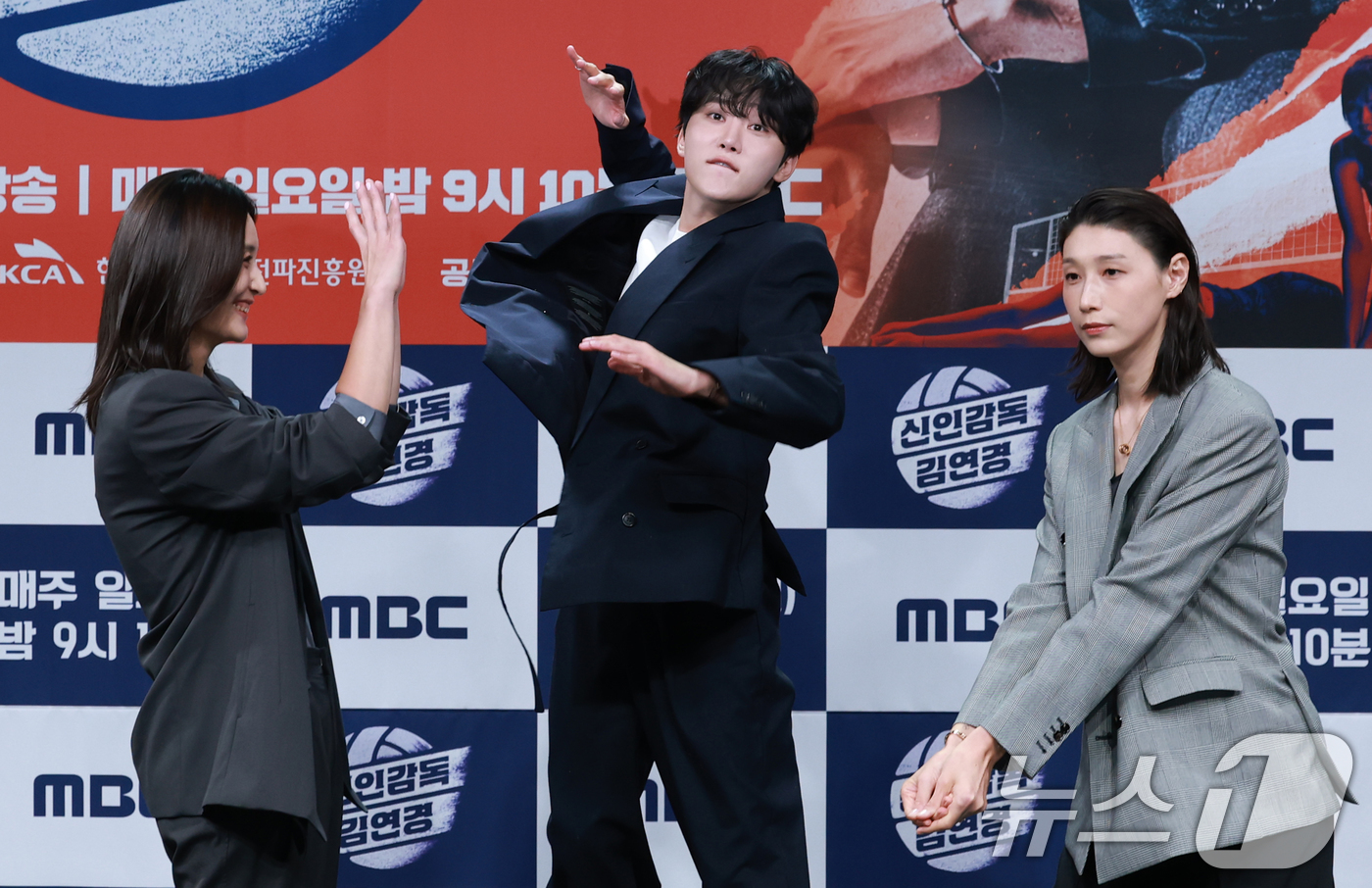 (서울=뉴스1) 권현진 기자 = 전 배구선수 표승주(왼쪽부터)와 세븐틴 승관, 배구여제 김연경이 24일 오후 서울 마포구 상암동 MBC 골든마우스홀에서 열린 MBC 새 예능 '신인 …