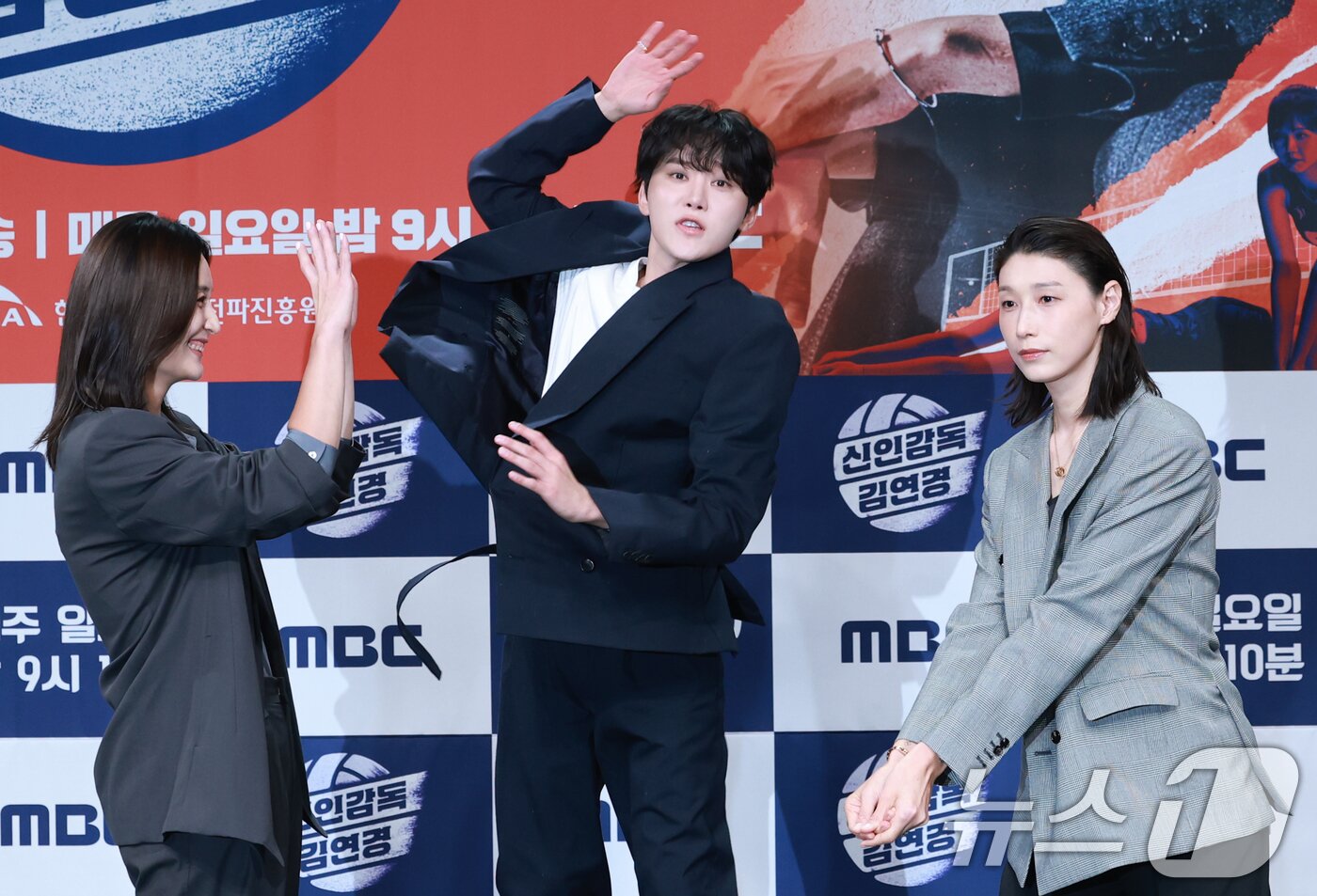 본문 이미지 - 전 배구선수 표승주(왼쪽부터)와 세븐틴 승관, 배구여제 김연경이 24일 오후 서울 마포구 상암동 MBC 골든마우스홀에서 열린 MBC 새 예능 '신인감독 김연경' 제작발표회에 참석해 포즈를 취하고 있다. '신인감독 김연경'은 신인 감독으로 배구 여제 김연경의 구단 창설 프로젝트다. 은퇴 후 새로운 도전에 나선 '배구 황제' 김연경이 직접 창단한 팀 ‘필승 원더독스’를 이끌며 지도자로서 첫발을 내딛는 과정이 담긴다. 2025.9.24/뉴스1 ⓒ News1 권현진 기자