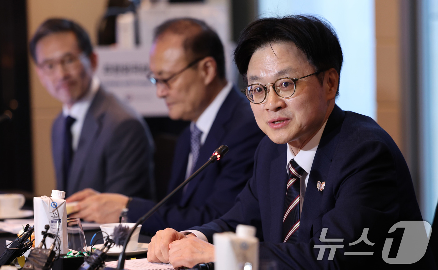 (서울=뉴스1) 박지혜 기자 = 김정관 산업부 장관이 24일 서울 종로구 포시즌스호텔에서 열린 주한외국상공회의소 간담회에서 모두 발언을 하고 있다.이날 간담회에는 미국(AMCHAM …