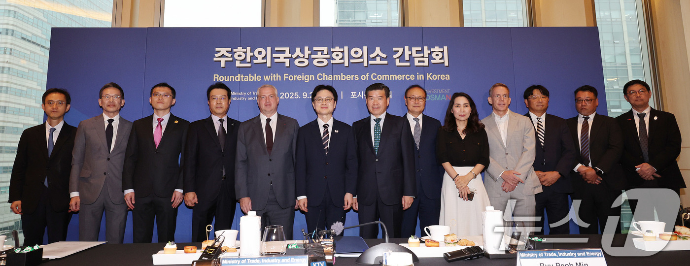 (서울=뉴스1) 박지혜 기자 = 김정관 산업부 장관이 24일 서울 종로구 포시즌스호텔에서 열린 주한외국상공회의소 간담회에서 주한 외국 상공회의소 회장단과 기념 촬영을 하고 있다.이 …