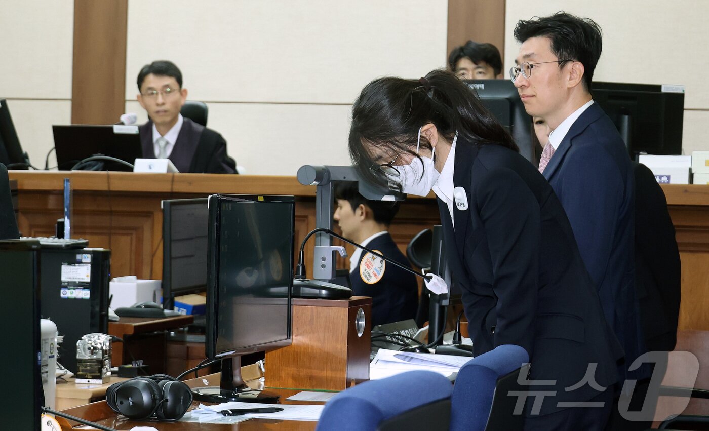 본문 이미지 - 도이치모터스 주가조작과 명태균 공천개입, 통일교 청탁·뇌물 수수 의혹 혐의 등으로 구속기소 된 김건희 여사가 24일 서울 서초구 서울중앙지방법원에서 열린 첫 재판에 출석한 뒤 고개를 숙이고 있다. 2025.9.24/뉴스1 ⓒ News1 사진공동취재단