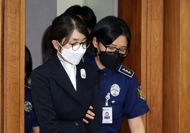 김건희, 건강 이상으로 중도 퇴정…특검, 도이치 관련 메신저 내용 공개