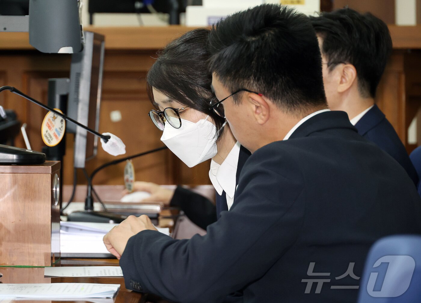 본문 이미지 - 도이치모터스 주가조작과 명태균 공천개입, 통일교 청탁·뇌물 수수 의혹 혐의 등으로 구속기소 된 김건희 씨가 24일 서울 서초구 서울중앙지방법원에서 열린 첫 재판에 출석해 최지우 변호사와 이야기를 나누고 있다. 2025.9.24/뉴스1 ⓒ News1 사진공동취재단