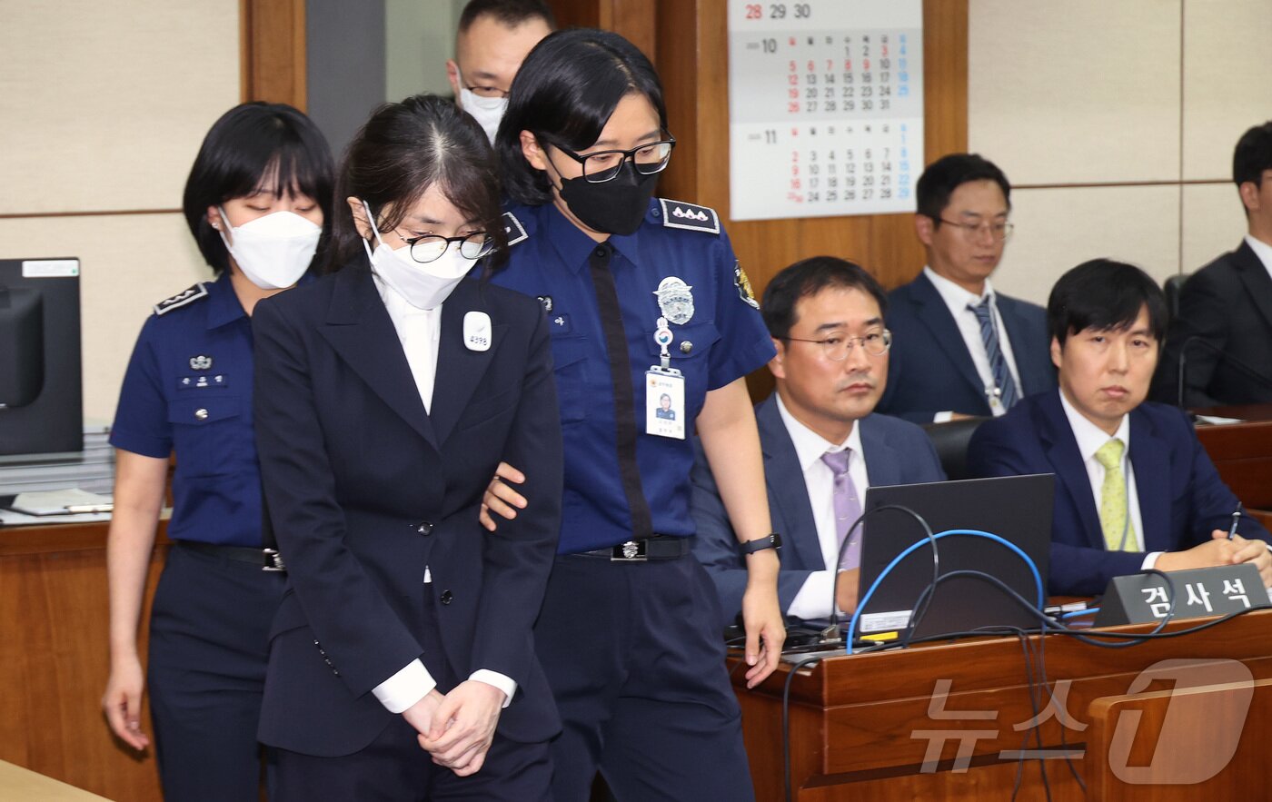 본문 이미지 - 도이치모터스 주가조작과 명태균 공천개입, 통일교 청탁·뇌물 수수 의혹 혐의 등으로 구속 기소 된 김건희 여사가 24일 오후 서울 서초구 서울중앙지방법원에서 열린 첫 재판에 출석하고 있다. 2025.9.24/뉴스1 ⓒ News1 사진공동취재단