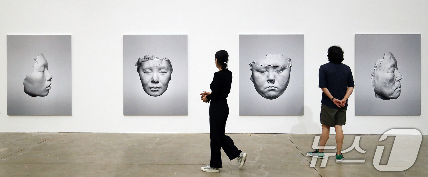 (부산=뉴스1) 윤일지 기자 = 24일 부산 수영구 F1963 석천홀에서 '2025 부산국제사진제' 미디어데이가 열리고 있다.이날부터 내달 14일까지 열리는 이번 부산국제사진제는 …