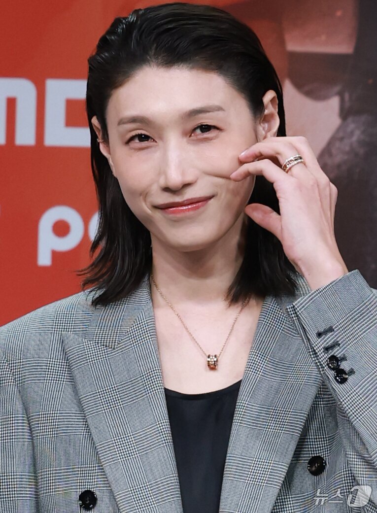 본문 이미지 - 배구여제 김연경이 24일 오후 서울 마포구 상암동 MBC 골든마우스홀에서 열린 MBC 새 예능 '신인감독 김연경' 제작발표회에 참석해 포즈를 취하고 있다. '신인감독 김연경'은 신인 감독으로 배구 여제 김연경의 구단 창설 프로젝트다. 은퇴 후 새로운 도전에 나선 '배구 황제' 김연경이 직접 창단한 팀 ‘필승 원더독스’를 이끌며 지도자로서 첫발을 내딛는 과정이 담긴다. 2025.9.24/뉴스1 ⓒ News1 권현진 기자