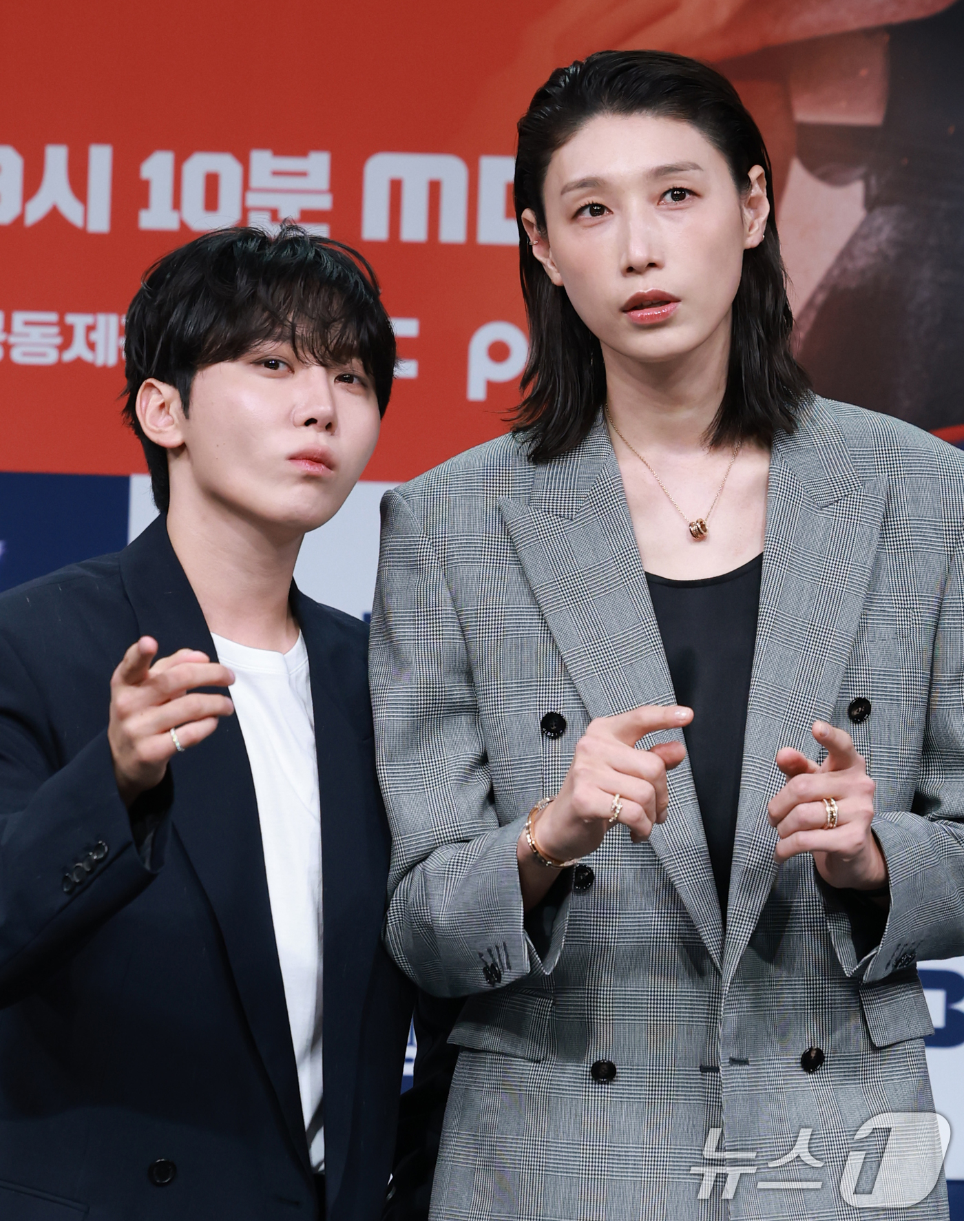 (서울=뉴스1) 권현진 기자 = 세븐틴 승관과 배구여제 김연경(오른쪽)이 24일 오후 서울 마포구 상암동 MBC 골든마우스홀에서 열린 MBC 새 예능 '신인감독 김연경' 제작발표회 …