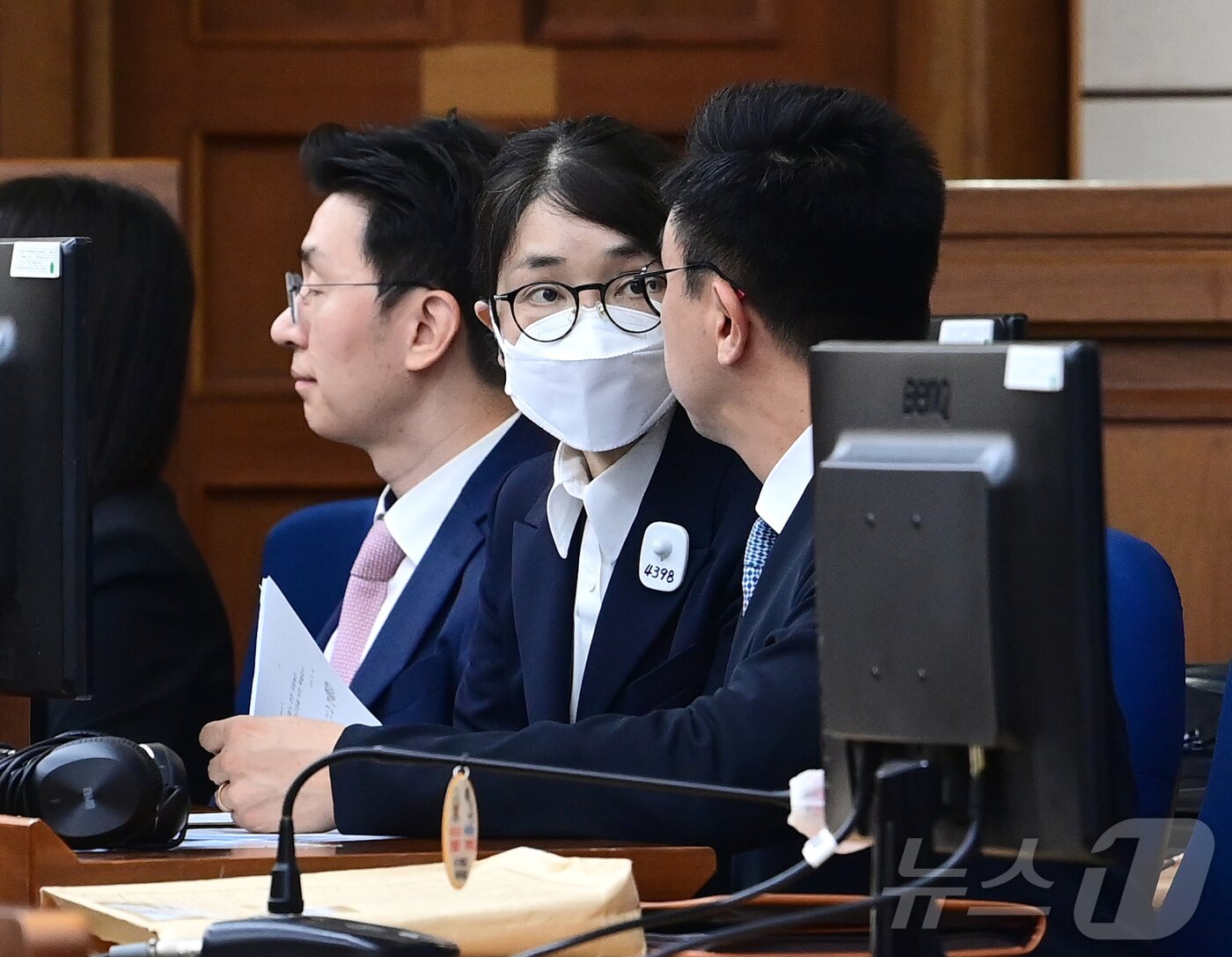 본문 이미지 - 김건희 여사가 24일 서울 서초동 서울중앙지법에서 열린 김 여사의 특정범죄가중처벌법상 알선수재 및 자본시장법·정치자금법 위반 등 사건 첫 재판에 출석해 최지우 변호사와 대화하고 있다. 2025.9.24/뉴스1 ⓒ News1 사진공동취재단