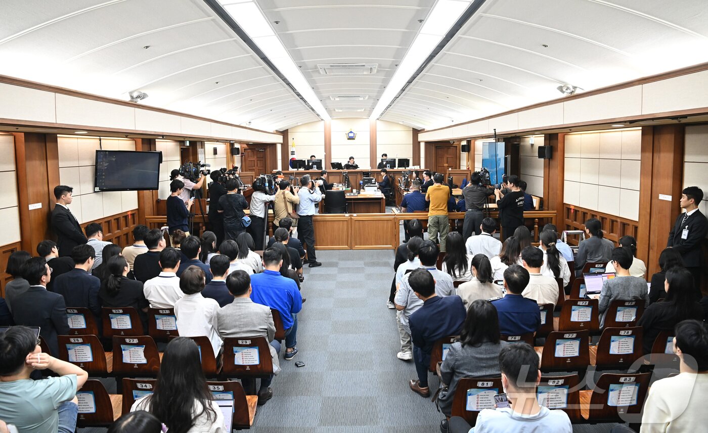 본문 이미지 - 김건희 여사가 24일 서울 서초동 서울중앙지법에서 열린 김 여사의 특정범죄가중처벌법상 알선수재 및 자본시장법·정치자금법 위반 등 사건 첫 재판에 출석하고 있다. 2025.9.24/뉴스1 ⓒ News1 사진공동취재단