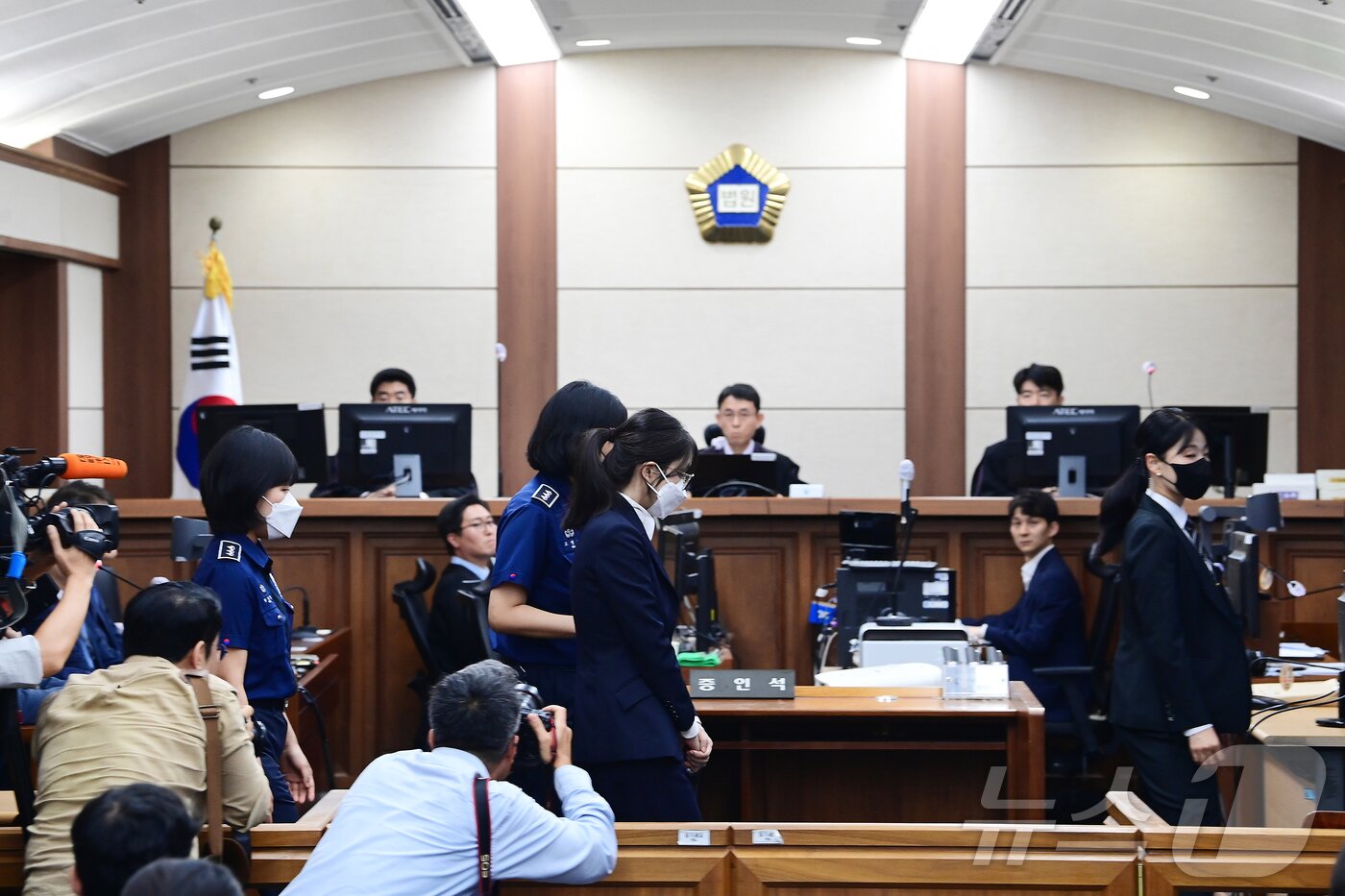 본문 이미지 - 김건희 여사가 24일 서울 서초동 서울중앙지법에서 열린 김 여사의 특정범죄가중처벌법상 알선수재 및 자본시장법·정치자금법 위반 등 사건 첫 재판에 출석하고 있다. 2025.9.24/뉴스1 ⓒ News1 사진공동취재단