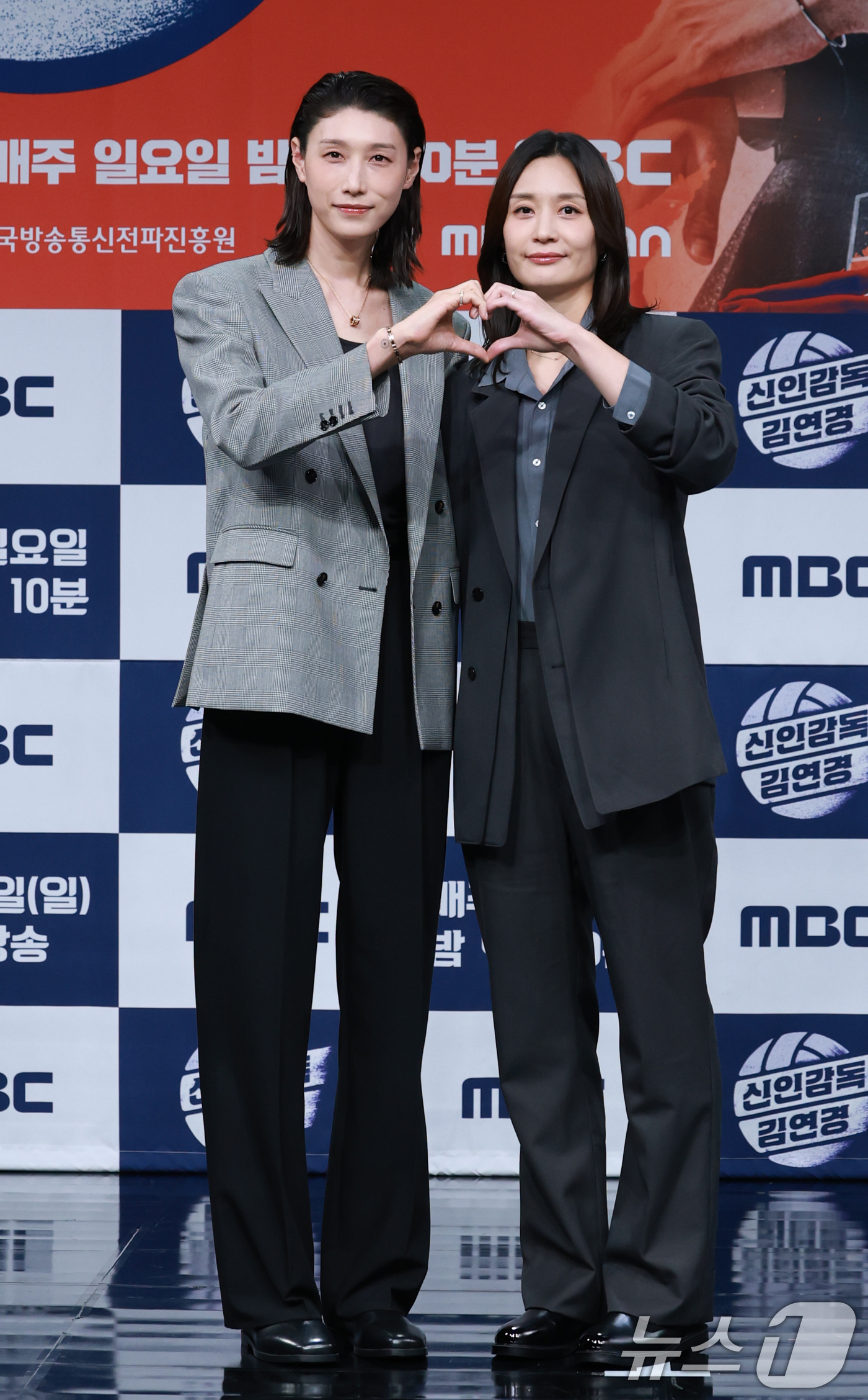 (서울=뉴스1) 권현진 기자 = 배구여제 김연경과 표승주(오른쪽)가 24일 오후 서울 마포구 상암동 MBC 골든마우스홀에서 열린 MBC 새 예능 '신인감독 김연경' 제작발표회에 참 …