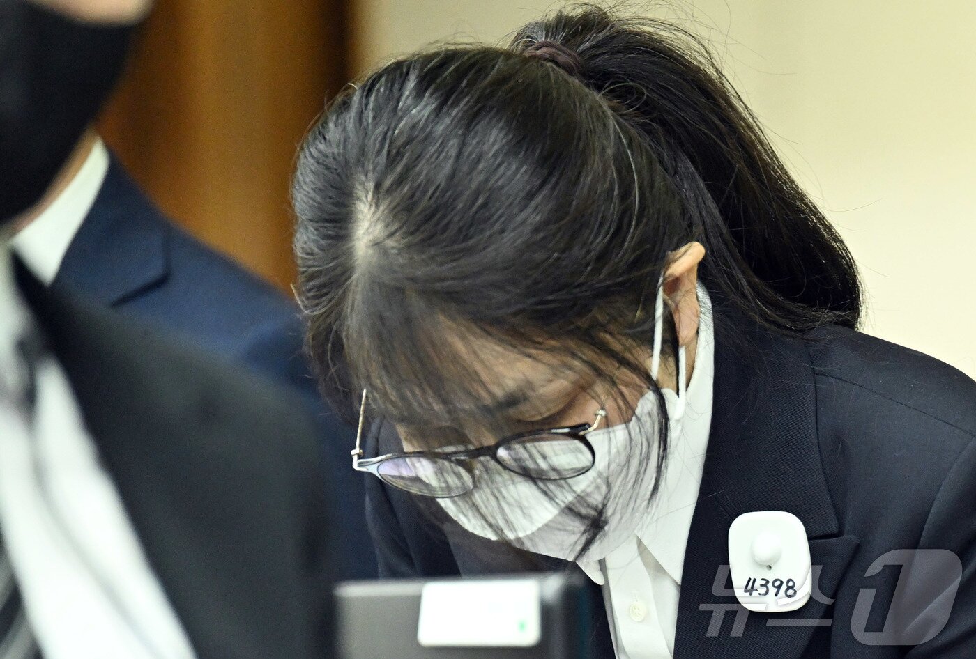 본문 이미지 - 김건희 여사가 24일 서울 서초동 서울중앙지법에서 열린 김 여사의 특정범죄가중처벌법상 알선수재 및 자본시장법·정치자금법 위반 등 사건 첫 재판에 출석해 인사하고 있다. 2025.9.24/뉴스1 ⓒ News1 사진공동취재단