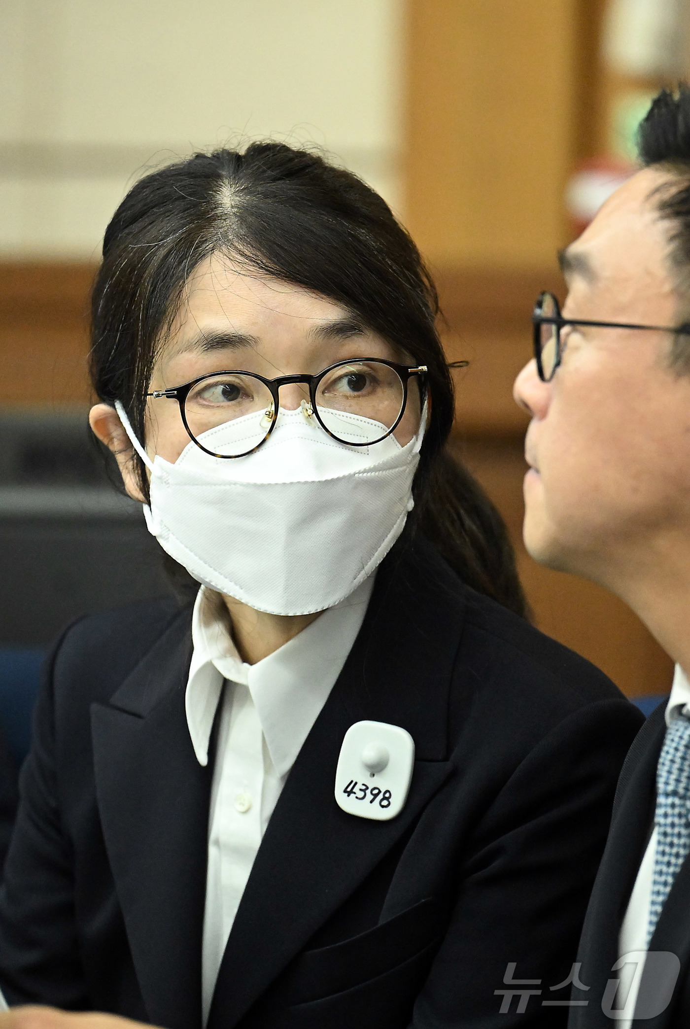 (서울=뉴스1) 사진공동취재단 = 김건희 여사가 24일 서울 서초동 서울중앙지법에서 열린 김 여사의 특정범죄가중처벌법상 알선수재 및 자본시장법·정치자금법 위반 등 사건 첫 재판에 …