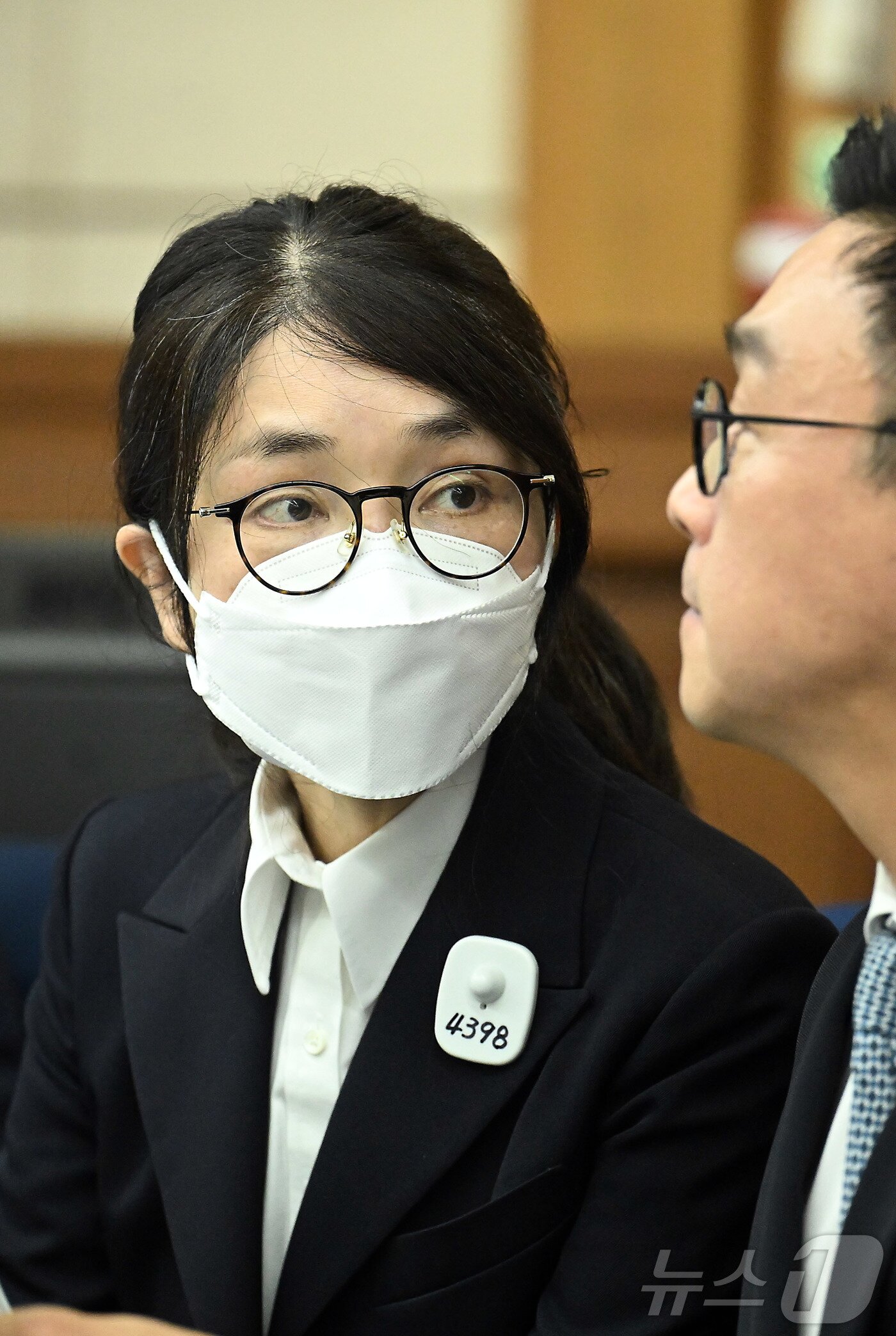 본문 이미지 - 김건희 여사가 24일 서울 서초동 서울중앙지법에서 열린 김 여사의 특정범죄가중처벌법상 알선수재 및 자본시장법·정치자금법 위반 등 사건 첫 재판에 출석해 변호사와 대화하고 있다. 2025.9.24/뉴스1 ⓒ News1 사진공동취재단