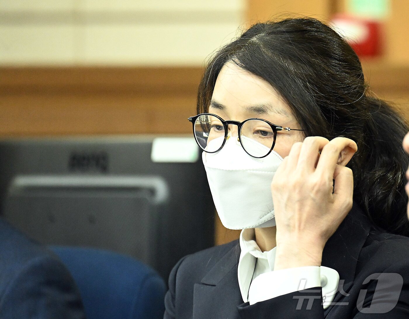 본문 이미지 - 김건희 여사가 24일 서울 서초동 서울중앙지법에서 열린 김 여사의 특정범죄가중처벌법상 알선수재 및 자본시장법·정치자금법 위반 등 사건 첫 재판에 출석하고 있다. 2025.9.24/뉴스1 ⓒ News1 사진공동취재단