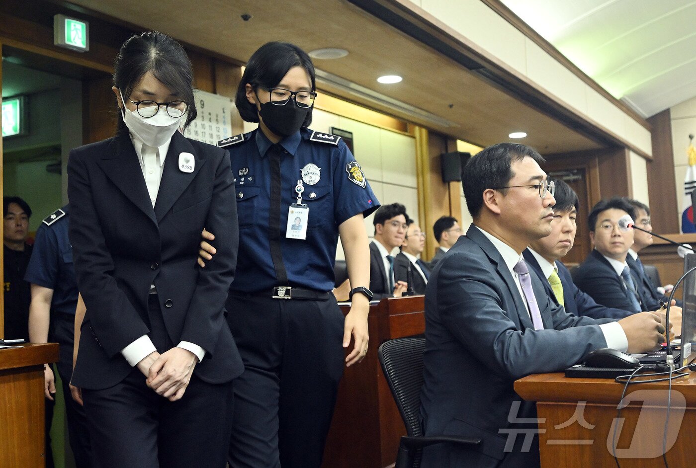 본문 이미지 - 김건희 여사가 24일 서울 서초동 서울중앙지법에서 열린 김 여사의 특정범죄가중처벌법상 알선수재 및 자본시장법·정치자금법 위반 등 사건 첫 재판에 출석하고 있다. 2025.9.24/뉴스1 ⓒ News1 사진공동취재단