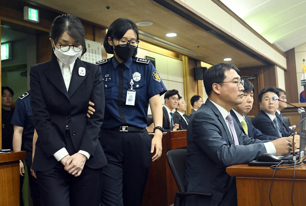 법정서 김건희 샤넬백·구두 실물 공개…재판부 "사용한 흔적 있다"