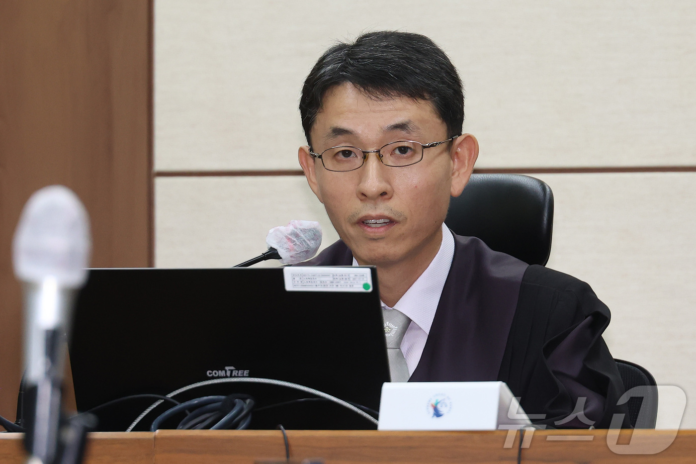 (서울=뉴스1) 사진공동취재단 = 우인성 부장판사가 24일 오후 서울 서초구 서울중앙지방법원에서 열린 김건희 여사의 첫 재판에서 법정 촬영 허가 사항에 대해 설명하고 있다. 202 …