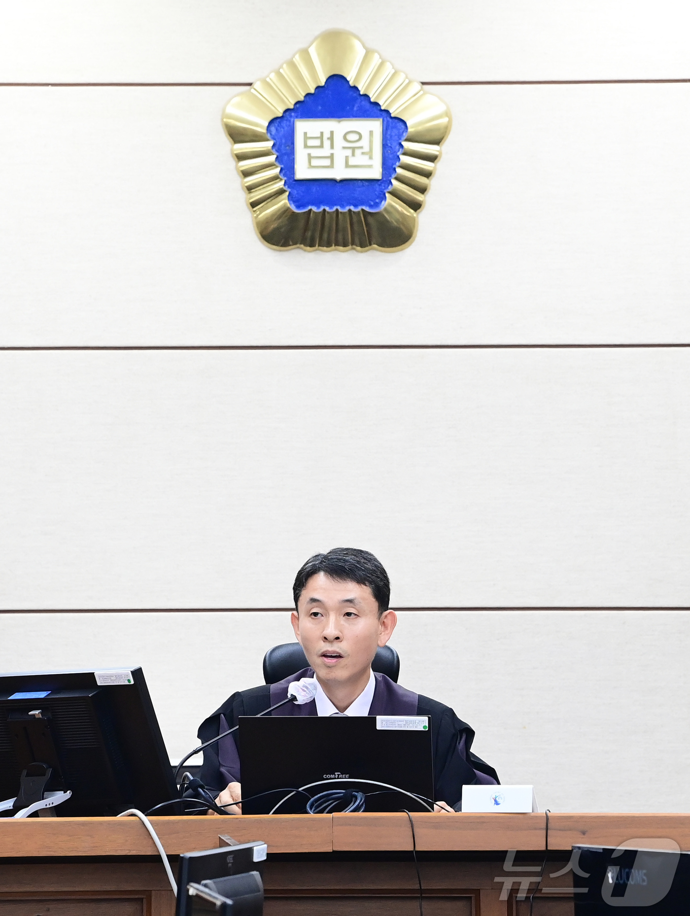 (서울=뉴스1) 사진공동취재단 = 우인성 부장판사가 24일 오후 서울 서초구 서울중앙지방법원에서 열린 김건희 여사의 첫 재판에서 법정 촬영 허가 사항에 대해 설명하고 있다. 202 …