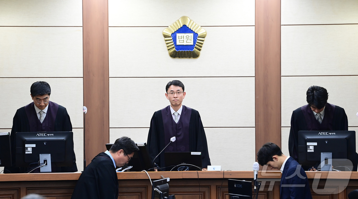 (서울=뉴스1) 사진공동취재단 = 김건희 여사의 특정범죄가중처벌법상 알선수재 및 자본시장법·정치자금법 위반 등 사건 첫 재판이 열린 24일 서울 서초동 서울중앙지법에 우인성 부장판 …