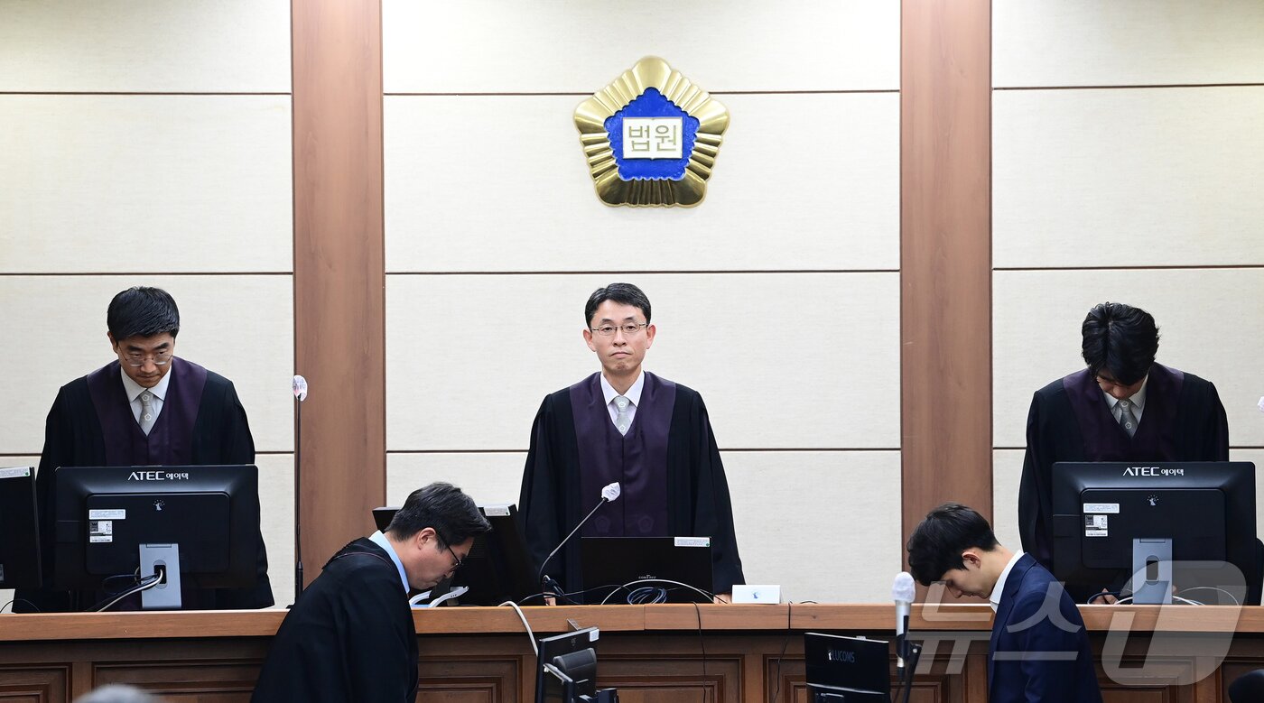 본문 이미지 - 김건희 여사의 특정범죄가중처벌법상 알선수재 및 자본시장법·정치자금법 위반 등 사건 첫 재판이 열린 24일 서울 서초동 서울중앙지법에 우인성 부장판사가 입정하고 있다. 2025.9.24/뉴스1 ⓒ News1 사진공동취재단