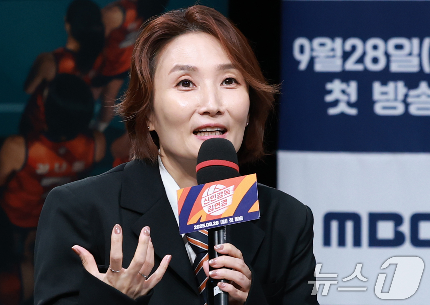 (서울=뉴스1) 권현진 기자 = 방송인 박경림이 24일 오후 서울 마포구 상암동 MBC 골든마우스홀에서 열린 MBC 새 예능 '신인감독 김연경' 제작발표회에 참석해 진행을 하고 있 …