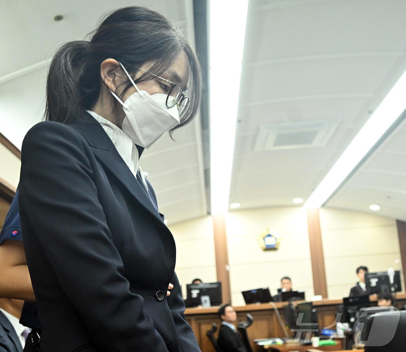 (서울=뉴스1) 사진공동취재단 = 김건희 여사가 24일 서울 서초동 서울중앙지법에서 열린 김 여사의 특정범죄가중처벌법상 알선수재 및 자본시장법·정치자금법 위반 등 사건 첫 재판에 …