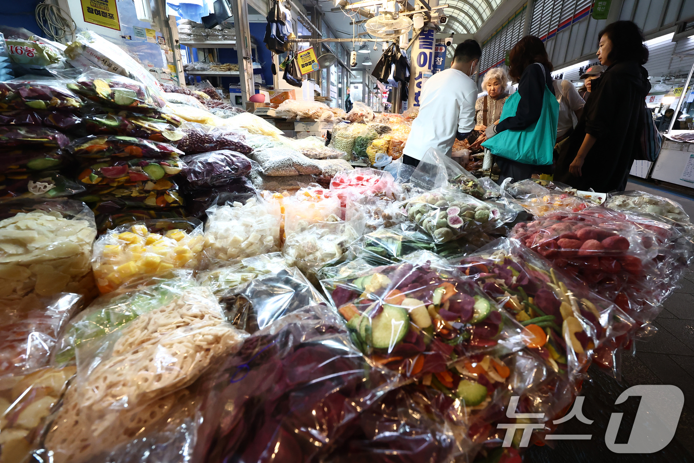 (서울=뉴스1) 김민지 기자 = 2차 민생회복 소비쿠폰 신청 둘째날인 24일 서울 시내 시장에서 시민들이 물건을 구매하고 있다.행정안전부에 따르면 이날 0시 기준 1259만245명 …