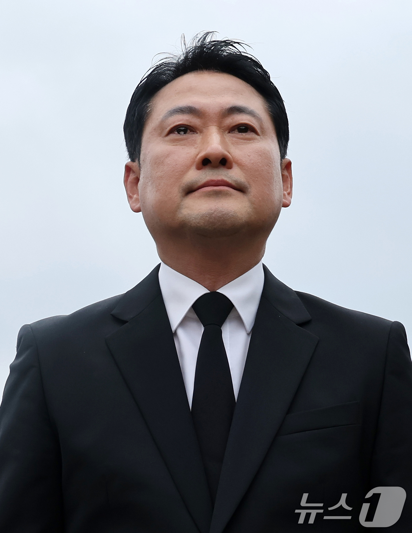 (대전=뉴스1) 김기태 기자 = 장동혁 국민의힘 당대표가 24일 대전 유성구 국립대전현충원 채상병 묘역, 연평도 포격전 전사자 묘역을 참배하며 눈물을 흘리고 있다. 2025.9.2 …