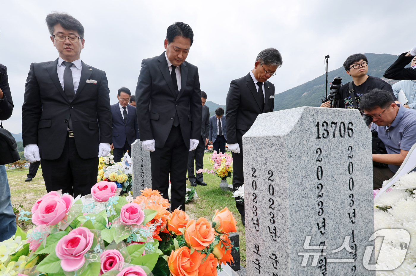 (대전=뉴스1) 김기태 기자 = 장동혁 국민의힘 당대표가 24일 대전 유성구 국립대전현충원 채상병 묘역에서 참배하고 있다. 2025.9.24/뉴스1