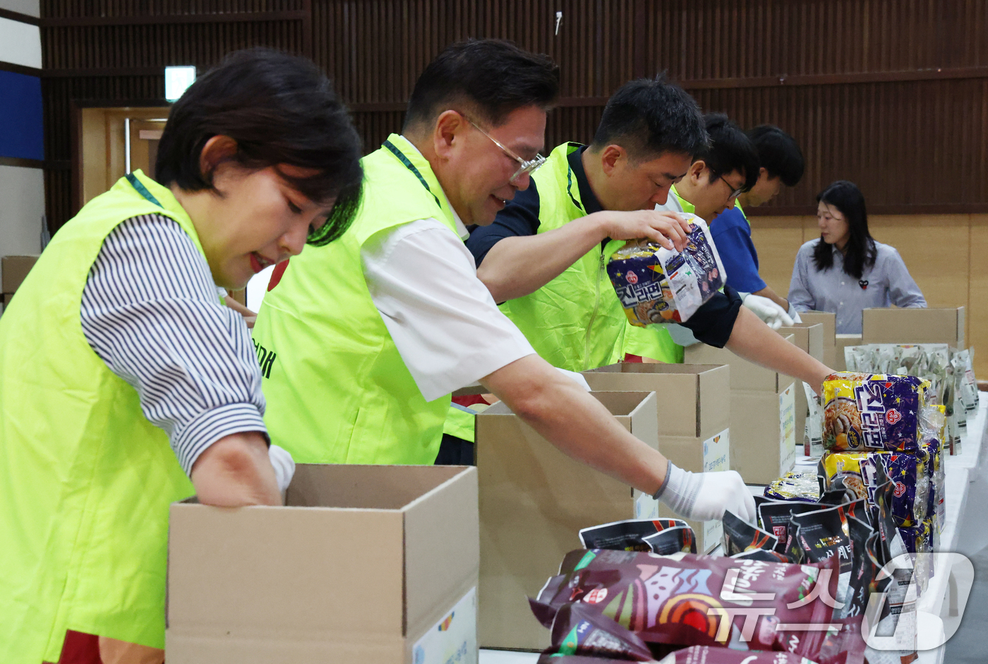 (화성=뉴스1) 김영운 기자 = 추석 연휴를 일주일 여 앞둔 24일 경기 화성시 나래울종합사회복지관에서 열린 '2025년 경기 비발디 나눔사업 풍성한 사랑나눔, 한가위 정 나눔축제 …