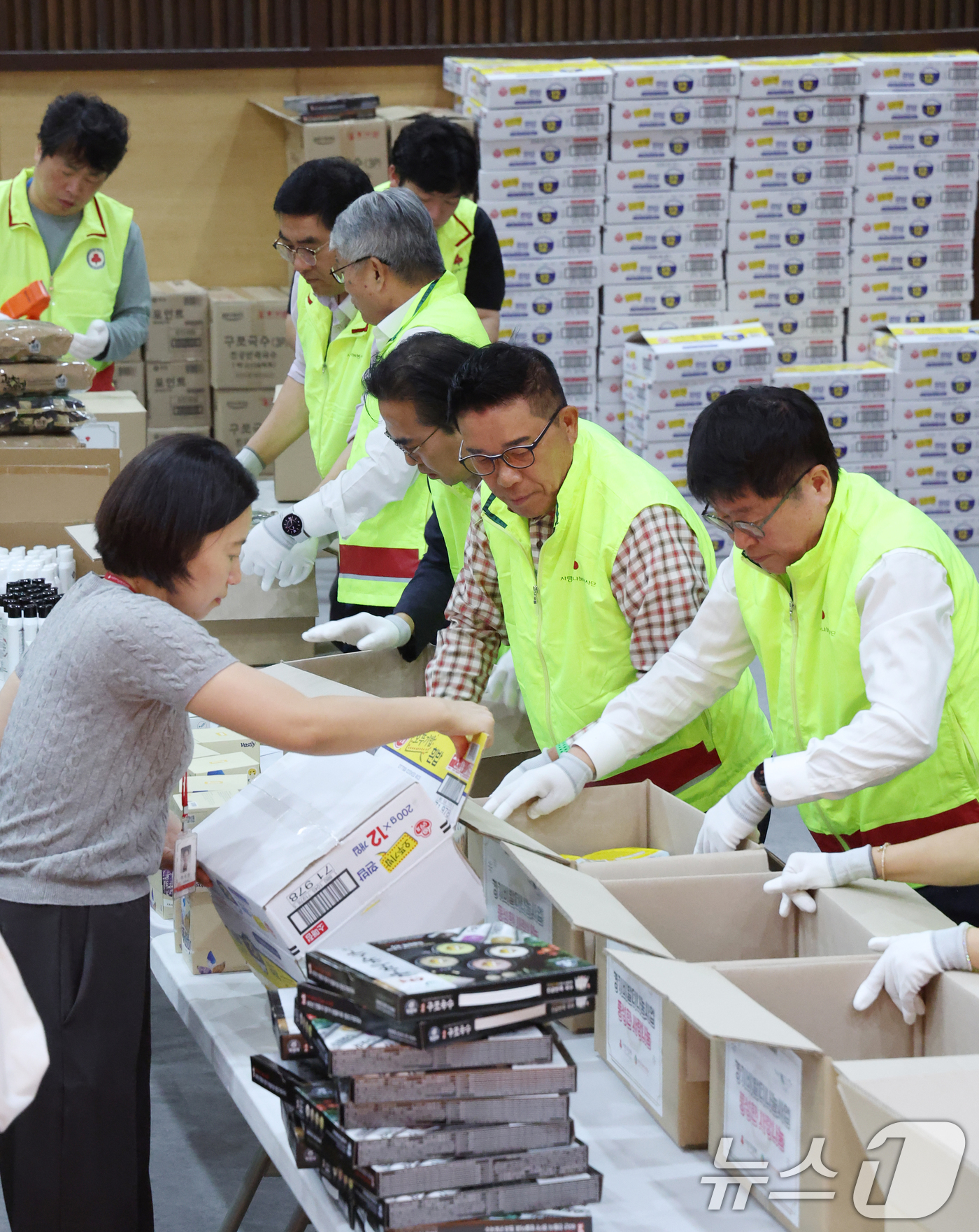 (화성=뉴스1) 김영운 기자 = 추석 연휴를 일주일 여 앞둔 24일 경기 화성시 나래울종합사회복지관에서 열린 '2025년 경기 비발디 나눔사업 풍성한 사랑나눔, 한가위 정 나눔축제 …