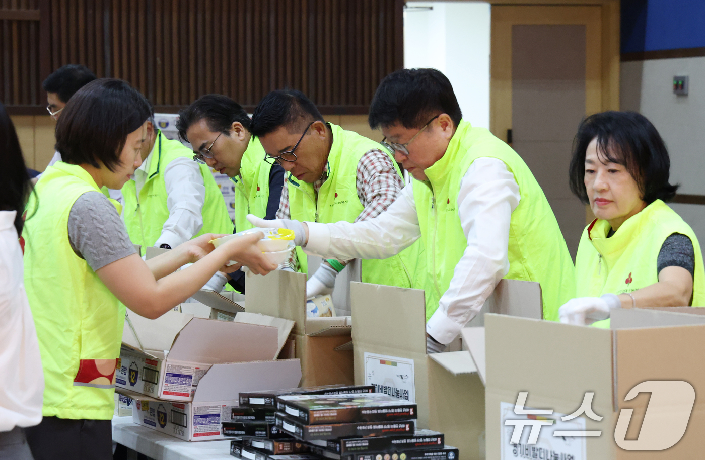 (화성=뉴스1) 김영운 기자 = 추석 연휴를 일주일 여 앞둔 24일 경기 화성시 나래울종합사회복지관에서 열린 '2025년 경기 비발디 나눔사업 풍성한 사랑나눔, 한가위 정 나눔축제 …